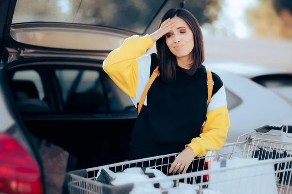 Glömsk Kvinna Stoppa Shopping Dåligt Kundvagnen Bagageutrymmet — Stockfoto