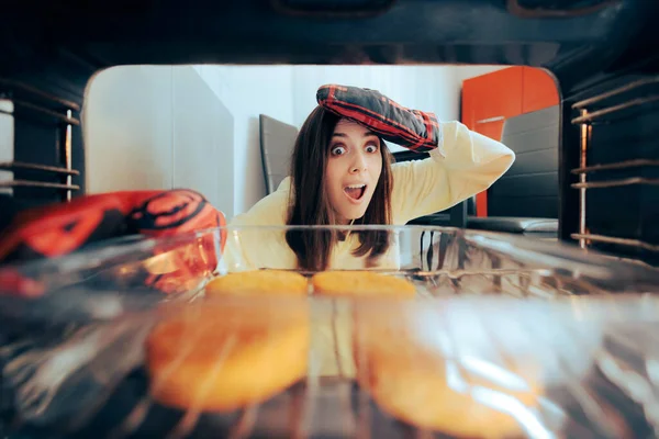 Gembira Woman Cooking Patty Oven Rumah — Stok Foto