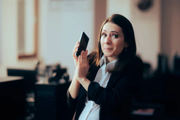 Büroangestellte Telefoniert Mit Ihrem Wütend Schreienden Chef — Stockfoto