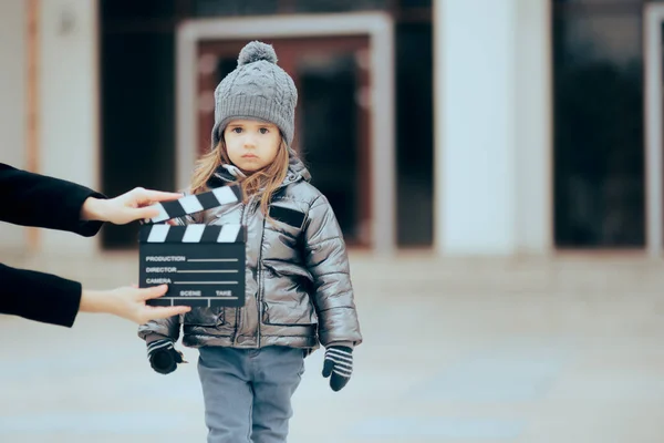 Aktor Dziecko Patrząc Aparat Fotograficzny Filmowanie Komercyjne — Zdjęcie stockowe