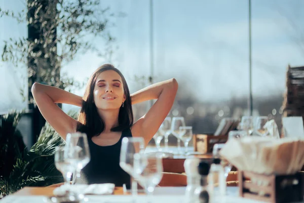Happy Relaxed Woman Duduk Restoran Menikmati Breaks Makan Siang — Stok Foto