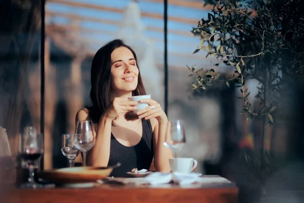 Boldog Kávét Iszik Egy Étteremben — Stock Fotó