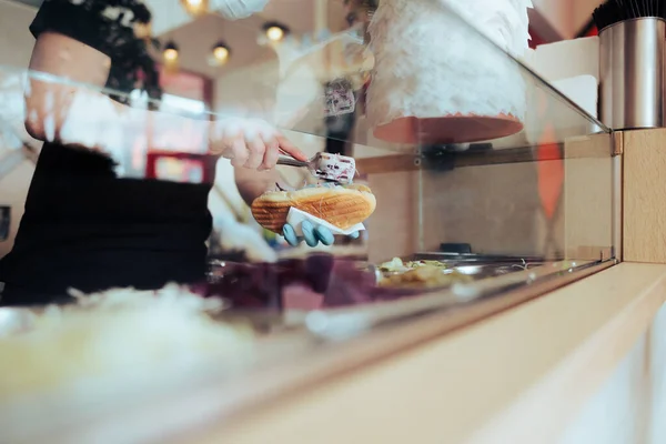 Fast Food Προμηθευτής Συγκέντρωση Ένα Σάντουιτς Μπροστά Από Τον Πελάτη — Φωτογραφία Αρχείου