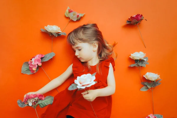 Petite Fille Entourée Fleurs Sur Fond Rouge — Photo