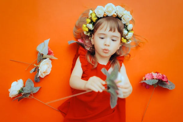 Belle Fille Portant Une Couronne Florale Tenant Une Fleur Rose — Photo