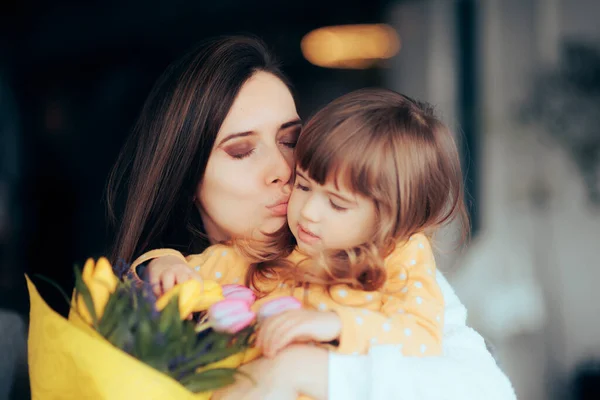 Moeder Het Ontvangen Van Een Bloem Boeket Van Haar Mooie — Stockfoto