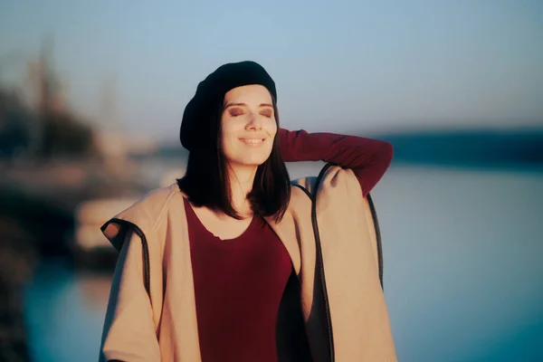 Mujer Viaje Optimista Feliz Sonriendo Sol — Foto de Stock