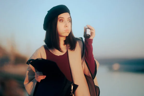 Mujer Tomando Frasco Medicina Bolso Sensación Mareo — Foto de Stock