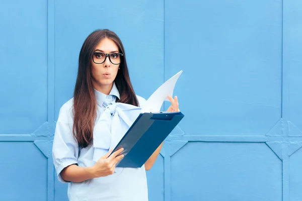 Donna Possesso Appunti Avere Domande Condurre Sondaggio — Foto Stock