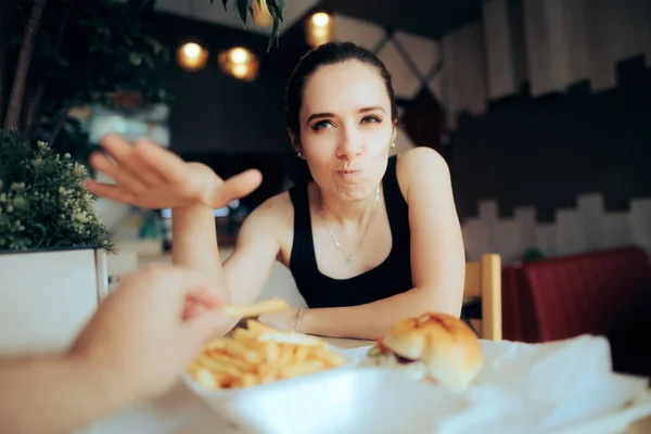 Freund Stiehlt Pommes Von Unglücklich Hungriger Freundin — Stockfoto