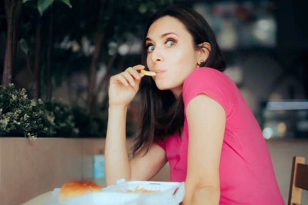 Chica Divertida Comiendo Papas Fritas Restaurante Comida Rápida — Foto de Stock