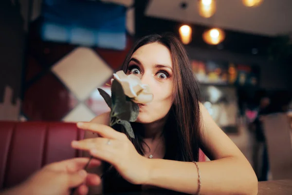 在餐馆里的女朋友从她的约会中闻到玫瑰的味道 — 图库照片