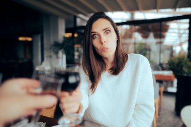 Kadeh kaldıran Şarap Kadehi Çifti