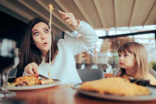 Αστεία Μητέρα Και Κόρη Τρώει Μαζί Ένα Εστιατόριο — Φωτογραφία Αρχείου