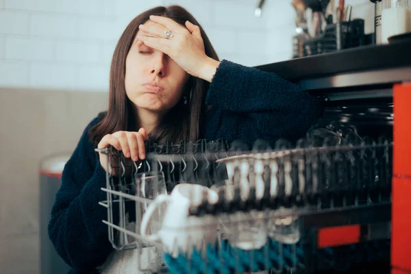 Mujer Infeliz Estresada Lidiando Con Mal Funcionamiento Del Lavavajillas — Foto de Stock