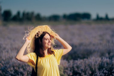 Lavanta diyarında güneş şapkası takan güzel bir kadın. 