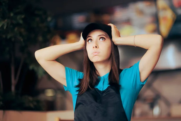 Στρεσαρισμένη Fast Food Worker Αισθάνεται Συγκλονισμένος Κάνει Υπερωρίες — Φωτογραφία Αρχείου