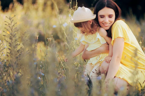 Boldog Anya Imádnivaló Lánya Élvezi Tavaszi Virágokat — Stock Fotó