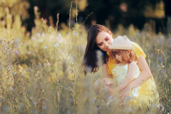 Gelukkig Mam Liefhebbende Dochter Genieten Lente Bloemen — Stockfoto