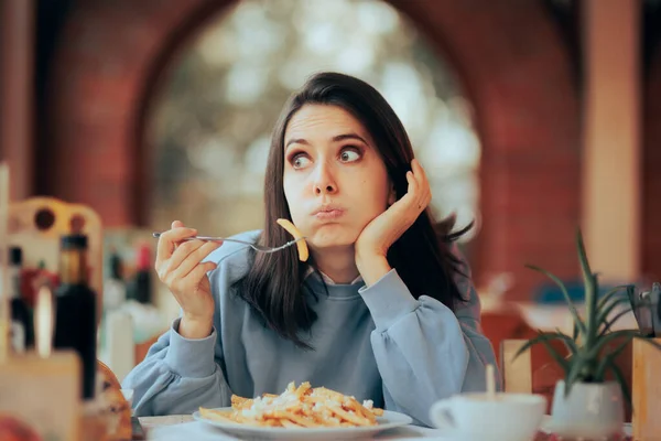 Mujer Estresada Comiendo Exceso Una Gran Porción Papas Fritas — Foto de Stock