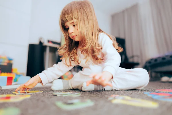 Menina Brincando Com Quebra Cabeça Casa — Fotografia de Stock