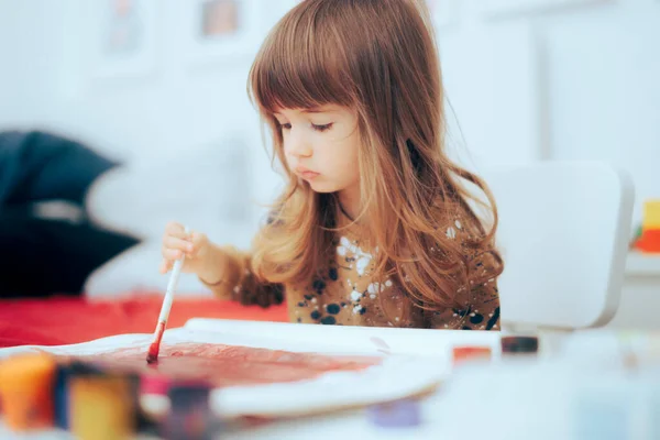 Malá Školka Batole Dívka Malířství Doma — Stock fotografie