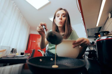 Pancake Karıştıran Kadın Başlangıç Hob 'una Çıktı
