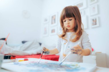 İki Elle Boyama Yapan Hırslı Küçük Çocuk 