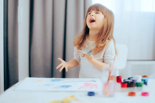 Szczęśliwy Wesoły Little Girl Malarstwo Jej Dłoni — Zdjęcie stockowe