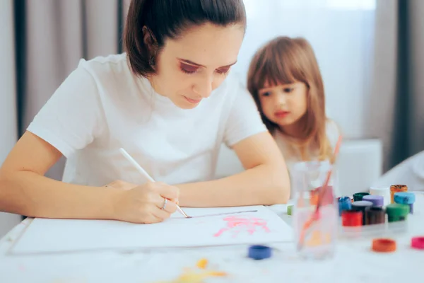 Przedszkole Nauczanie Mała Dziewczynka Jak Malować — Zdjęcie stockowe