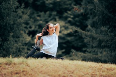 Yoga Çalışan Spor Kadını Deniz Kızı Pozu Veriyor