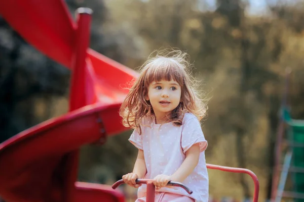 Happy Toddler Kind Genieten Speelplaats — Stockfoto