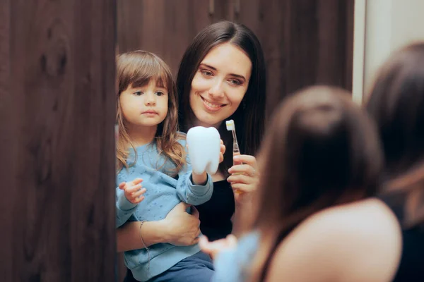 Μητέρα Που Μαθαίνει Στην Κόρη Της Πώς Βουρτσίζει Σωστά Δόντια — Φωτογραφία Αρχείου