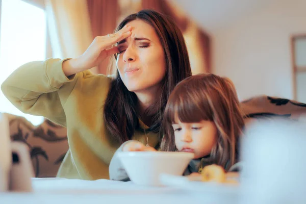 Mamma Stressar Över Barn Som Inte Äter Frukost — Stockfoto