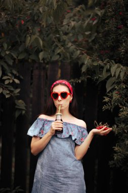 Susamış Kız Doğal Meyve Suyu İçiyor Kiraz Tutuyor