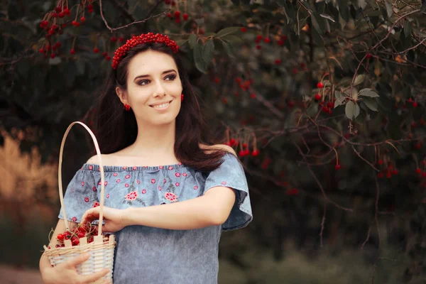 Hermosa Mujer Joven Recogiendo Cerezas Mayo —  Fotos de Stock