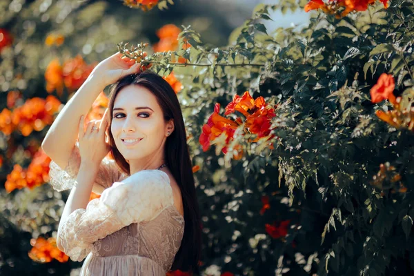 Schöne Frau Mit Blick Auf Blühende Sommerblumen — Stockfoto