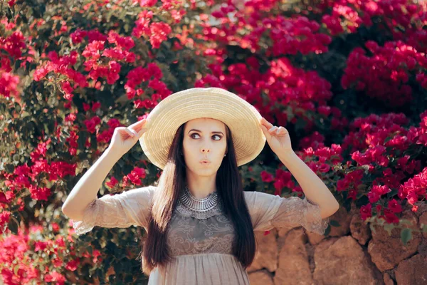 Güneş şapkası takan komik kız Yaz tatilinin tadını çıkarıyor