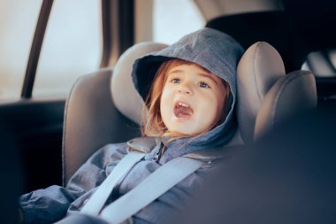 Neşeli Çocuk Araba Sandalyesinde Oturuyor Yolculuğa hazır