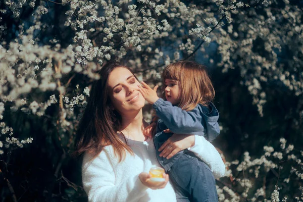 Kleines Mädchen Hilft Mutter Bei Der Anwendung Von Gesichtscreme — Stockfoto