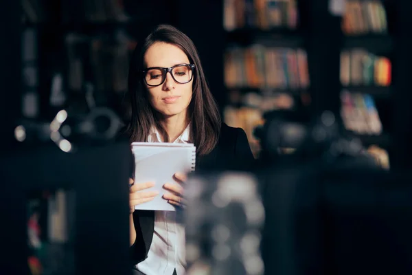 Profesor Pie Una Biblioteca Haciendo Una Lista —  Fotos de Stock