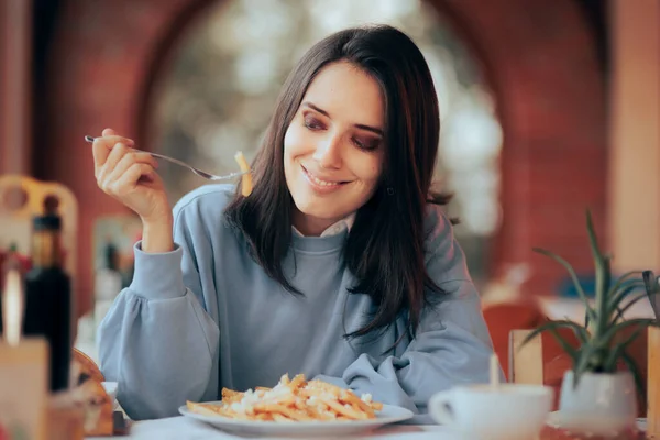 Wanita Makan Kentang Goreng Dengan Keju Restoran — Stok Foto