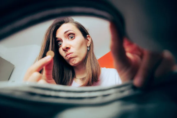 Ongelukkige Vrouw Vinden Slechts Een Munt Haar Portemonnee — Stockfoto