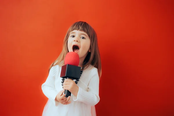 Sevimli Küçük Kız Mikrofona Yüksek Sesle Şarkı Söylüyor — Stok fotoğraf