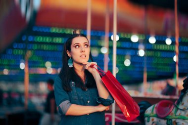 Endişeli Kadın Alışveriş Çantalarını Tutuyor