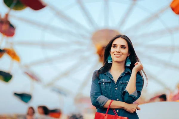 Glada Trendiga Kvinna Shopping Utomhus Funfair Carnival — Stockfoto