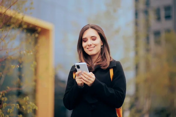 Mujer Moderna Feliz Revisando Smartphone —  Fotos de Stock
