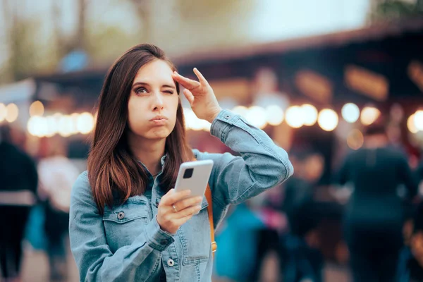 Vergeetachtige Vrouw Die Phone App Gebruikt Als Herinnering — Stockfoto