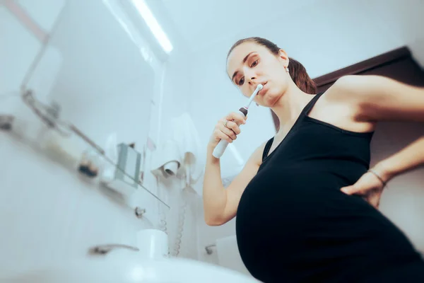 Pregnant Woman Brushing Her Teeth Electric Toothbrush — Stok fotoğraf