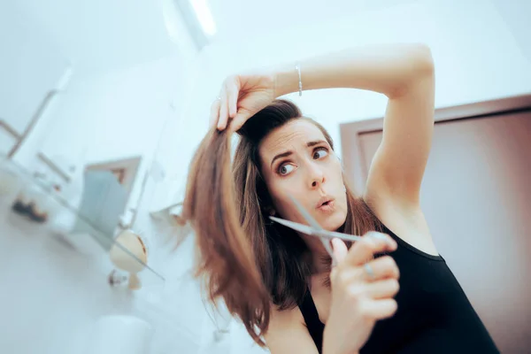 Αστεία Γυναίκα Κόβει Μαλλιά Της Στο Σπίτι — Φωτογραφία Αρχείου